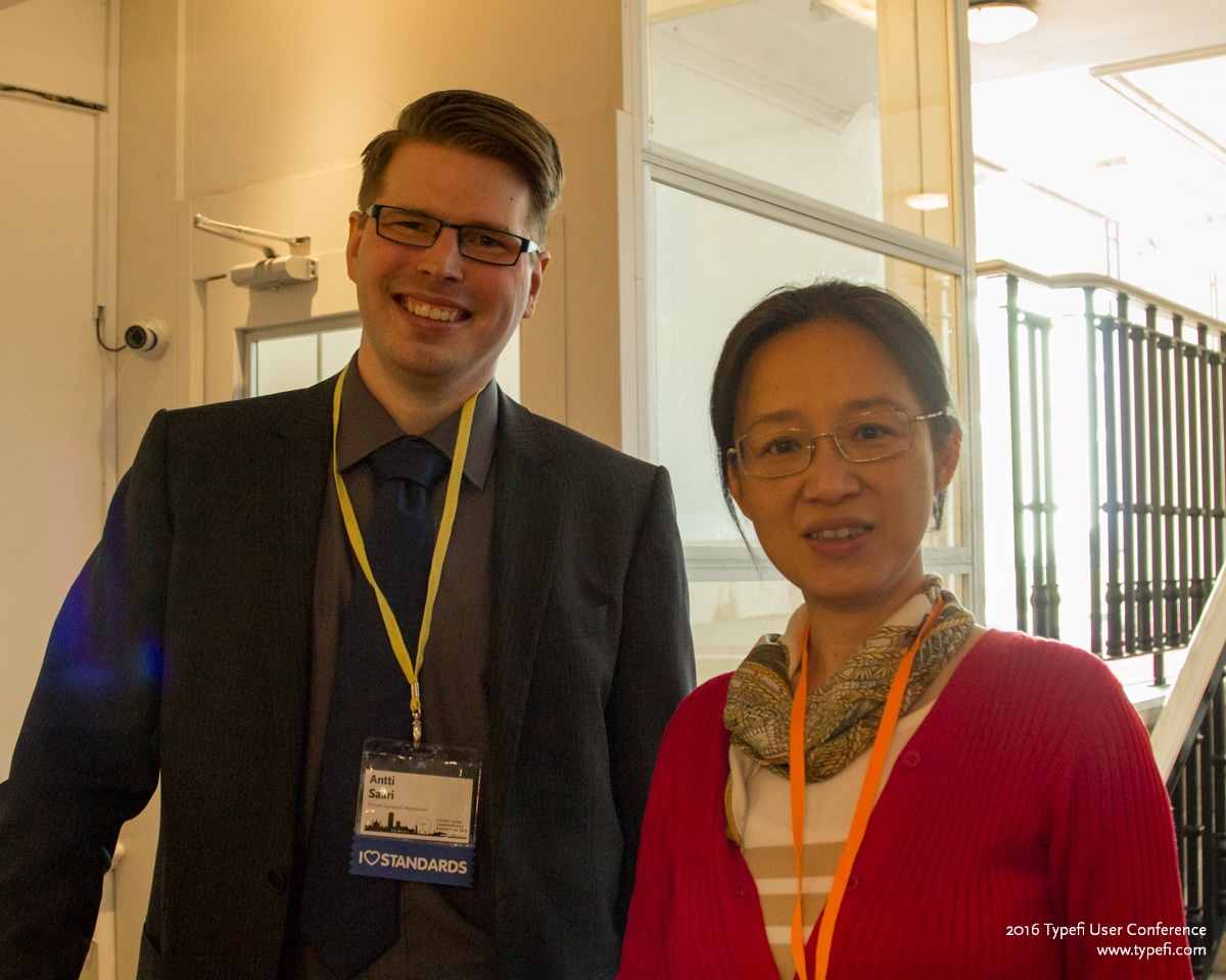 Antti Saari from the Finnish Standards Association chats with Hong Xu from CEN-CENELEC over morning tea.